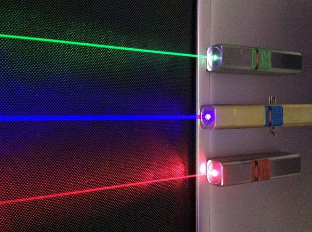 激光笔,又叫激光指示器,最开始作为老师们讲课演示的教具,现也成为