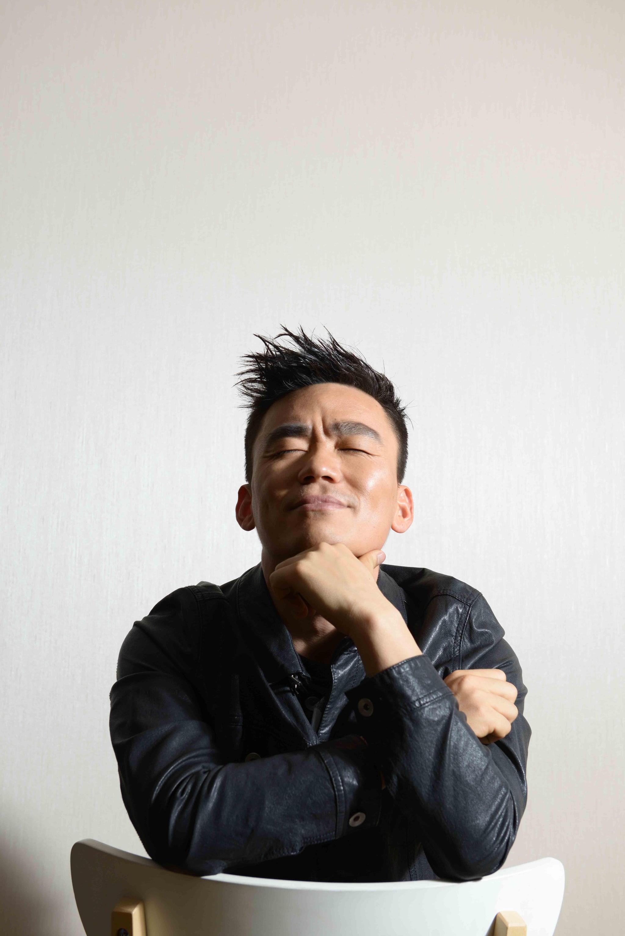 他是傻根人生堪称传奇亲自抓猪做饭当主厨潘石屹负责切