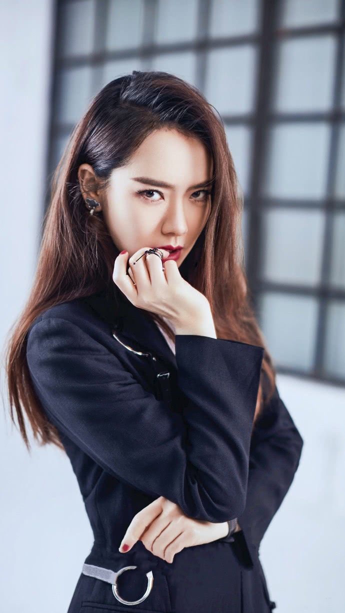 是不是觉得特别的高冷范呢,身上穿着一件小西装披着三七分的棕色长发