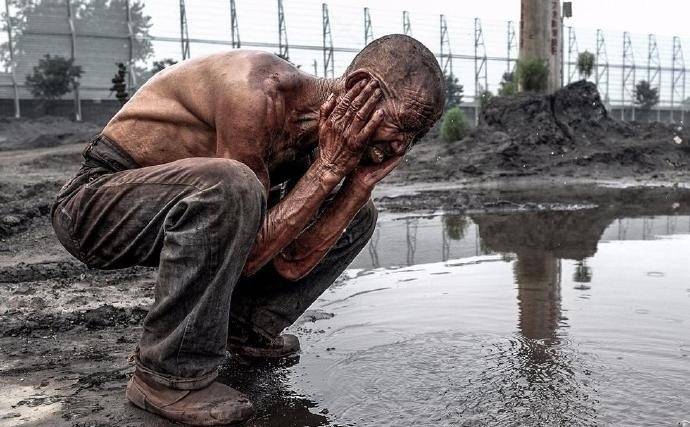 《活着》一组图片震撼心灵,活着不易,愿所有人都被温柔相待.