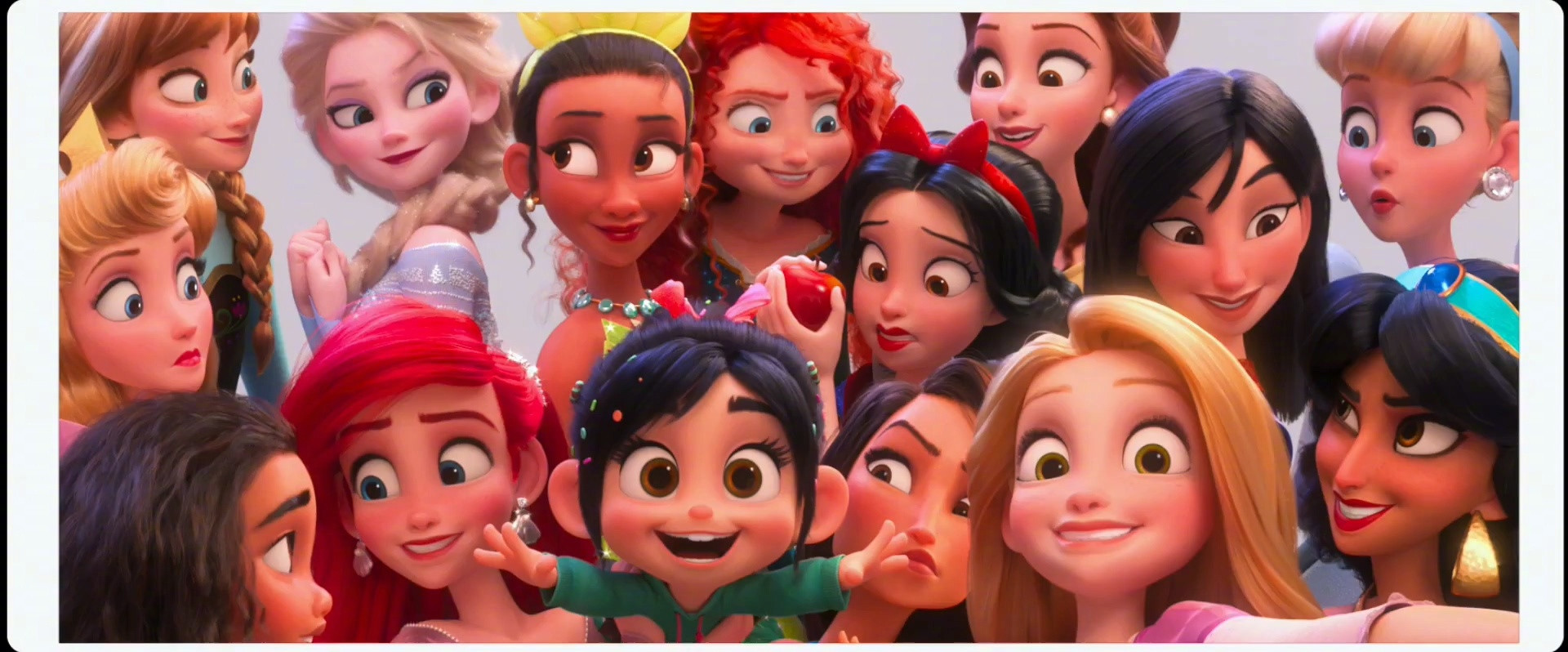 迪士尼14位公主晒自拍龇牙斗鸡眼秀鼻孔美女扮丑也可爱