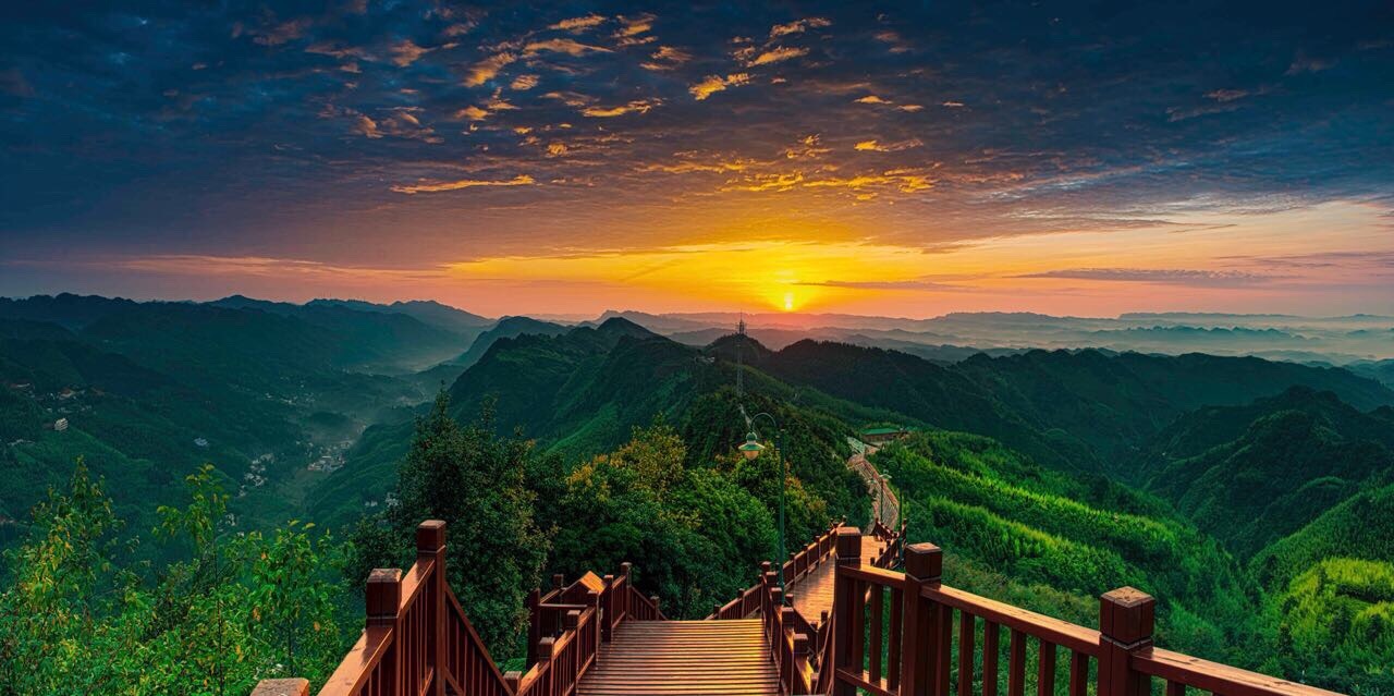 在赤日炎炎的夏天,我们一大家到盘州大洞竹海景区