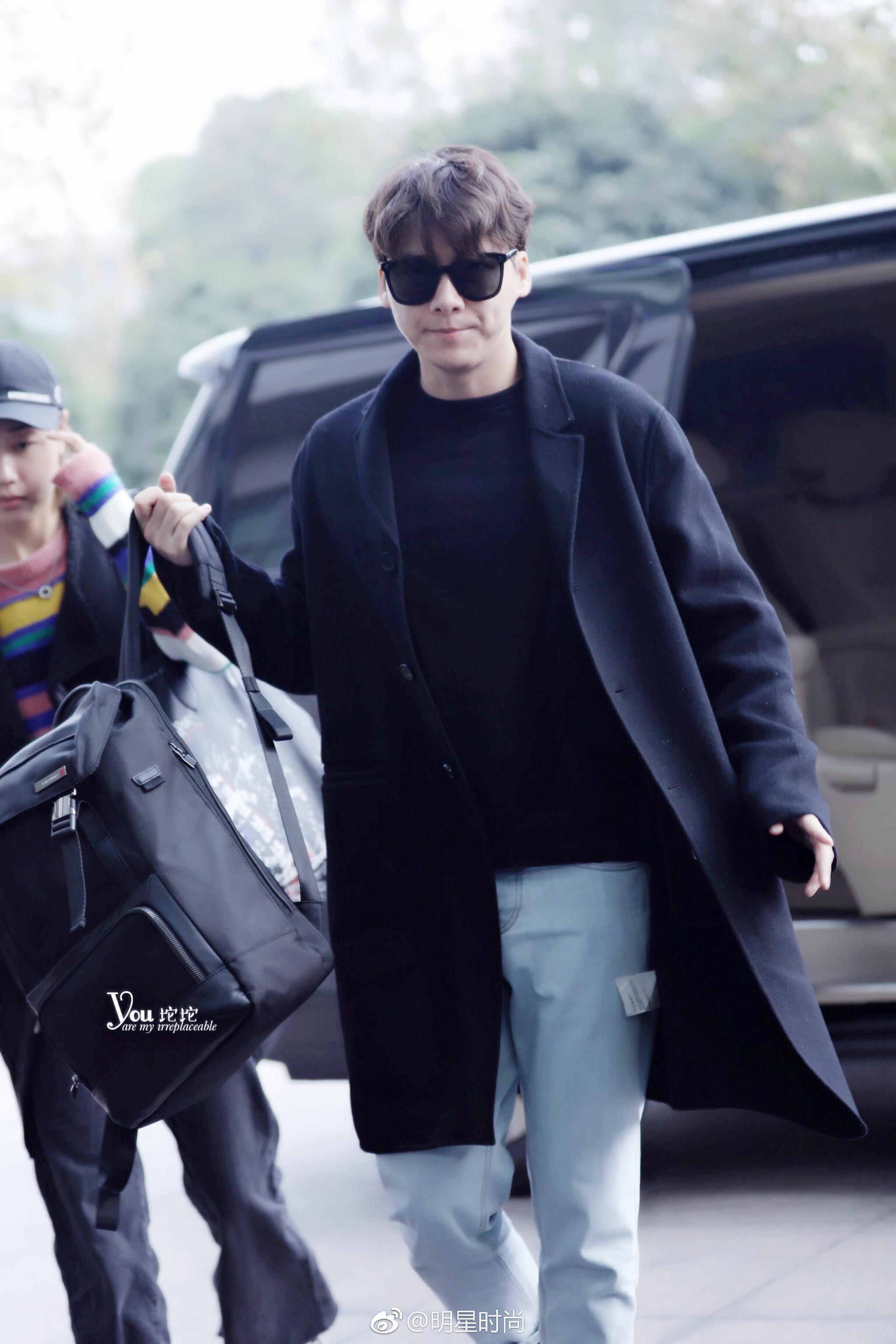 11月20日,李易峰现身杭州机场,他身着黑色大衣搭配休闲裤