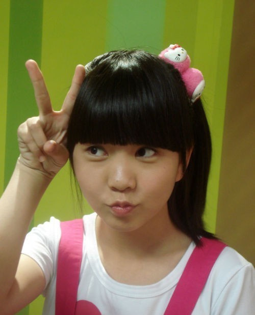 她也是从小多才多艺,3岁开始学习钢琴,舞蹈,声乐,4岁开始登台演出