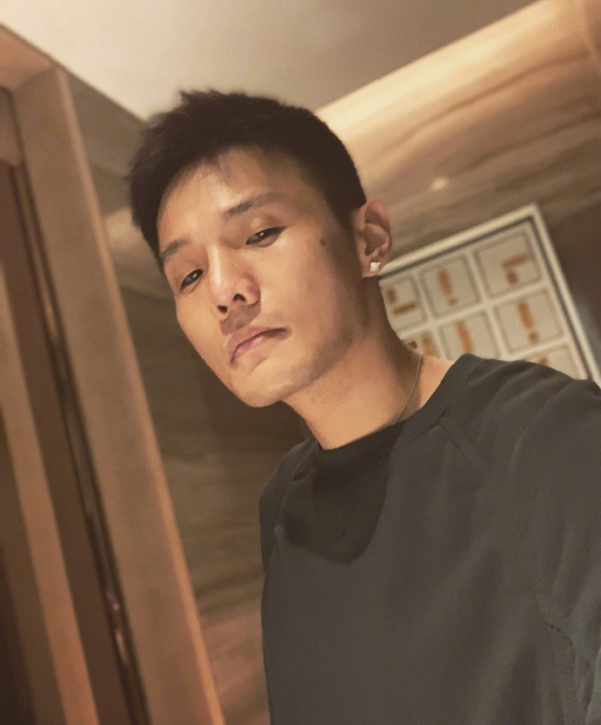 33岁李荣浩新歌仅4秒,玩音乐的小眼睛帅哥,我就是那么任性!