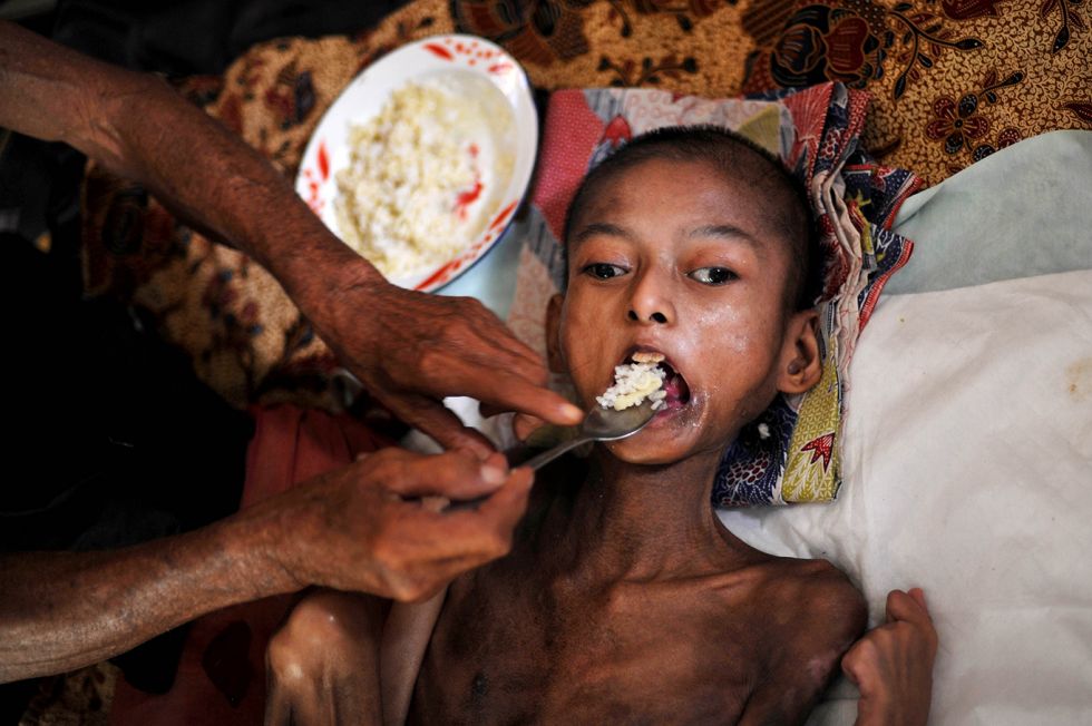 88岁退役军人照料因病瘦如柴的孙子十余载!