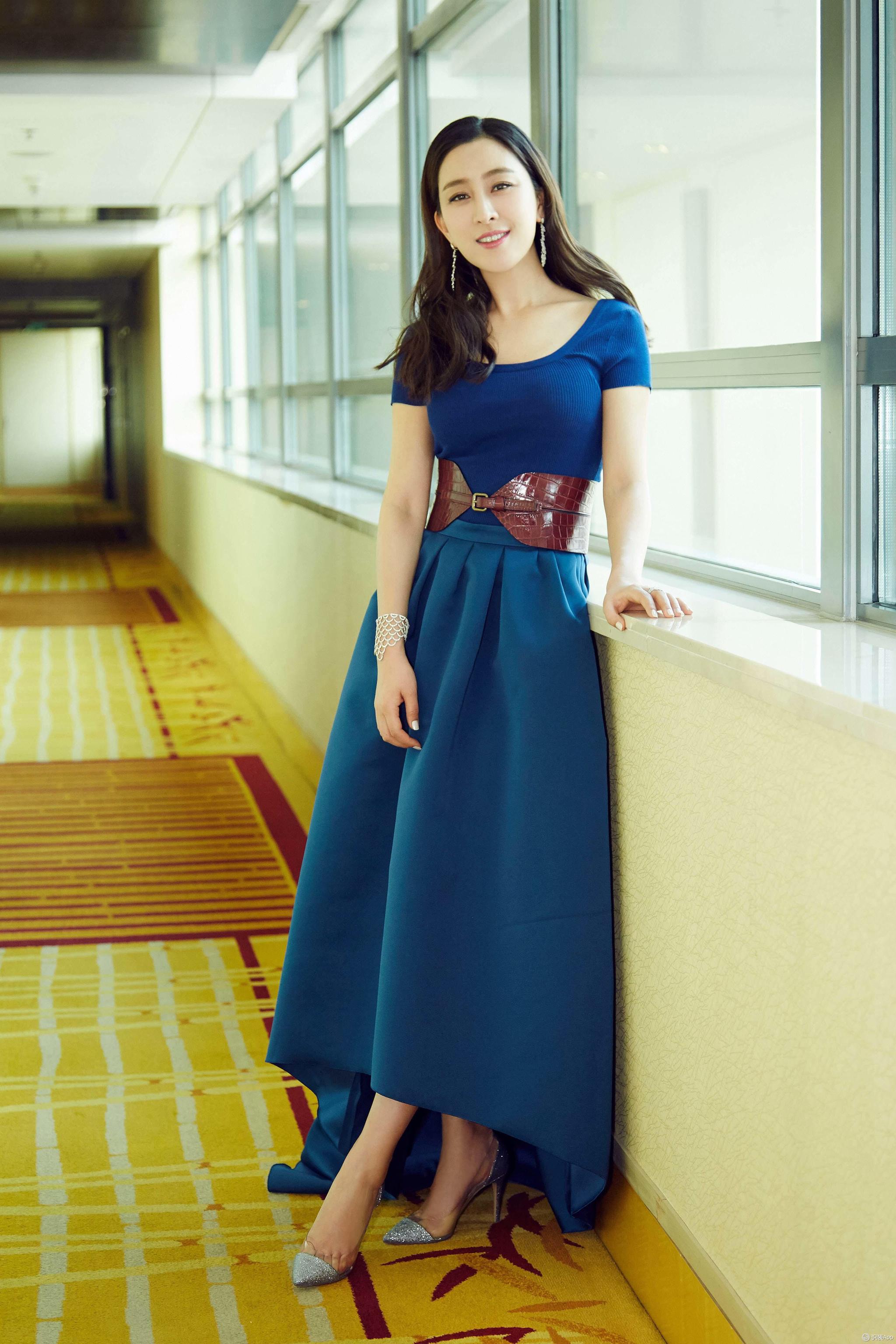 马苏长裙打扮还是很有气质的