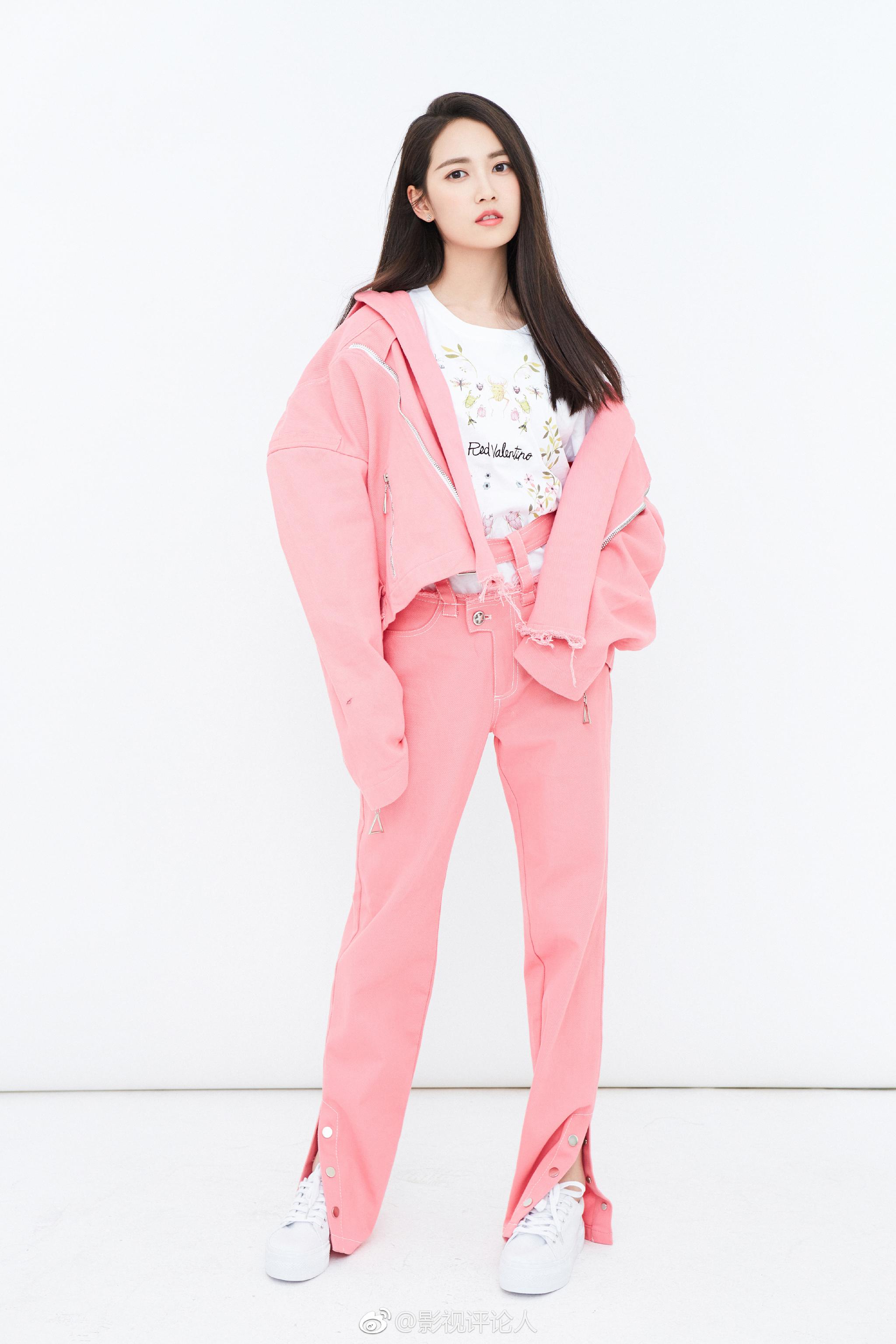 陈钰琪新写真曝光粉色牛仔机车夹克套装内搭纯白t青春少女