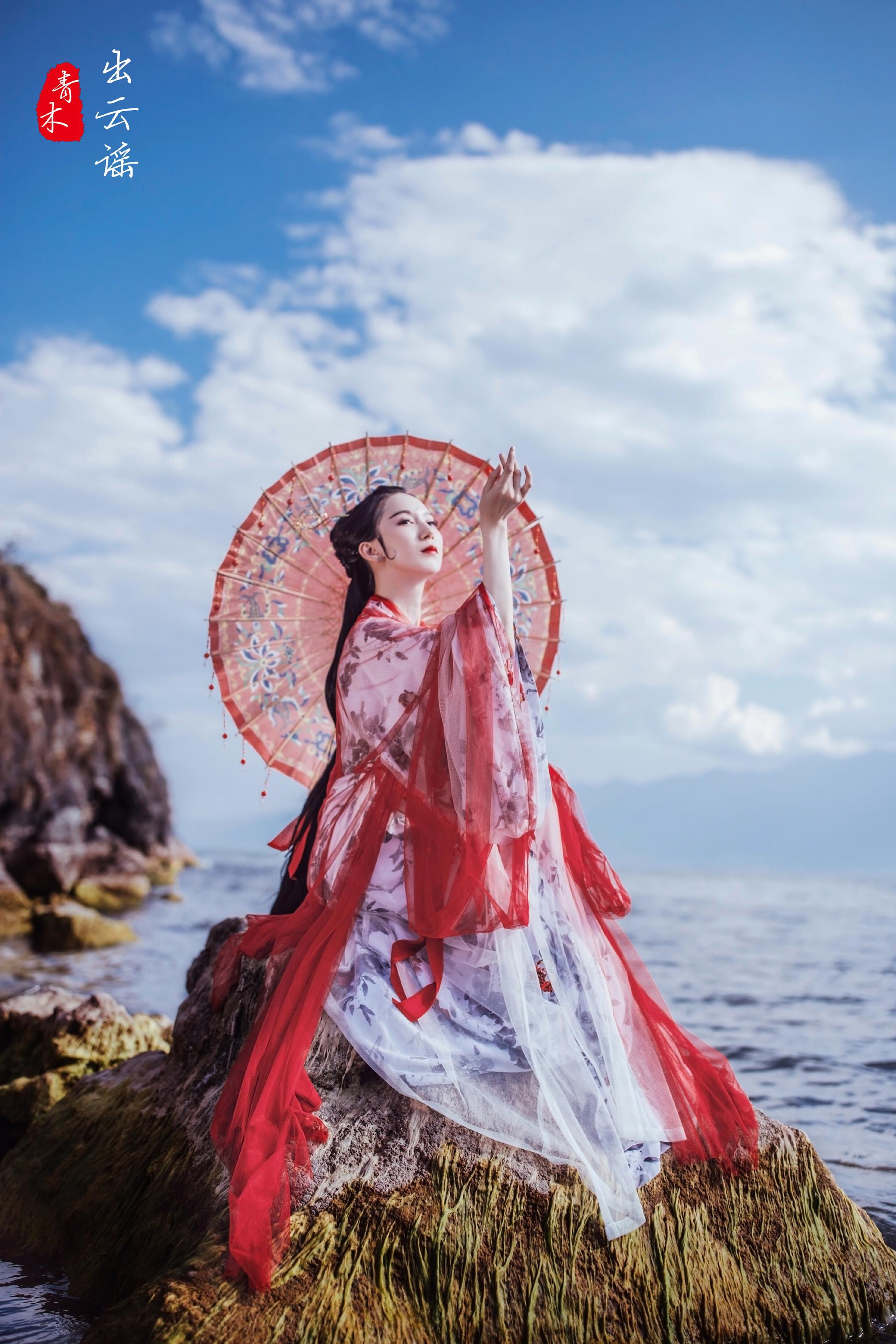 摄影:@kaka大姚 出镜:@司音儿 67东篱花香溢庭深,清幽几缕却情浓.