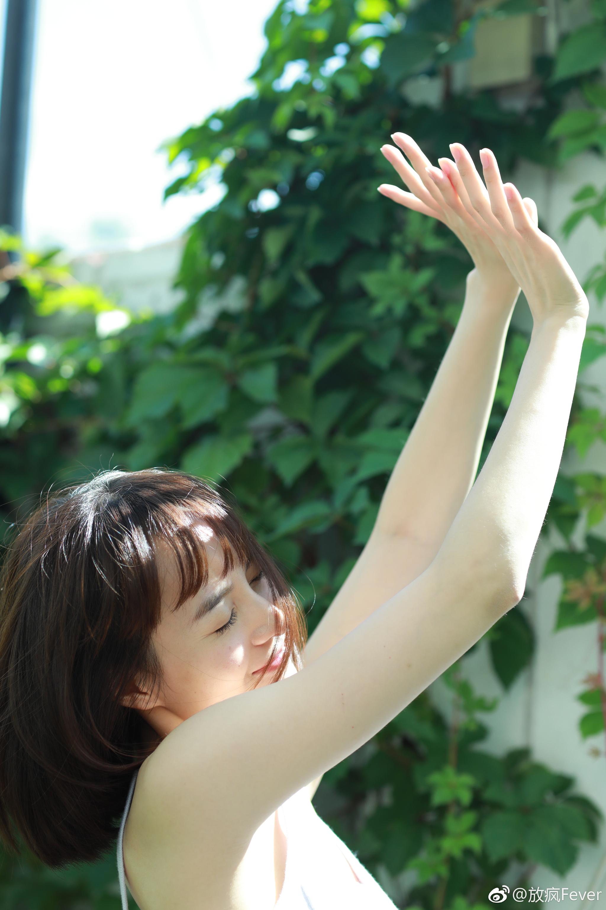 最近在热播的电视剧中饰演萧艾的拍摄了一组夏日清新写真