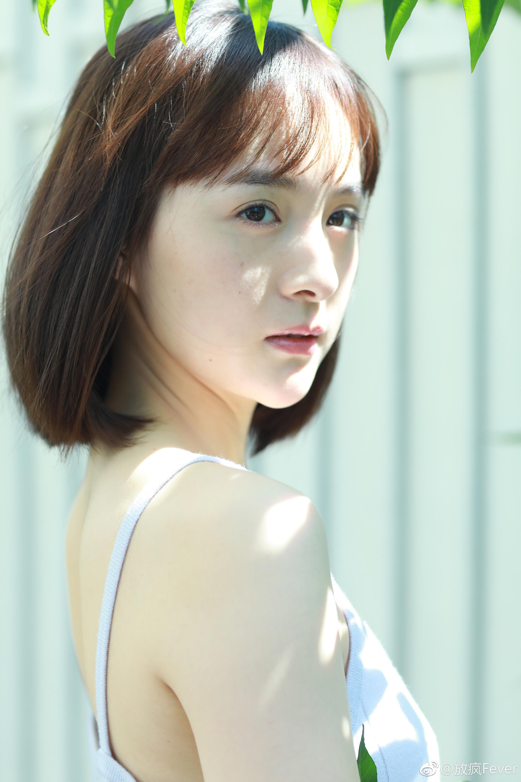 最近在热播的电视剧中饰演萧艾的拍摄了一组夏日清新写真