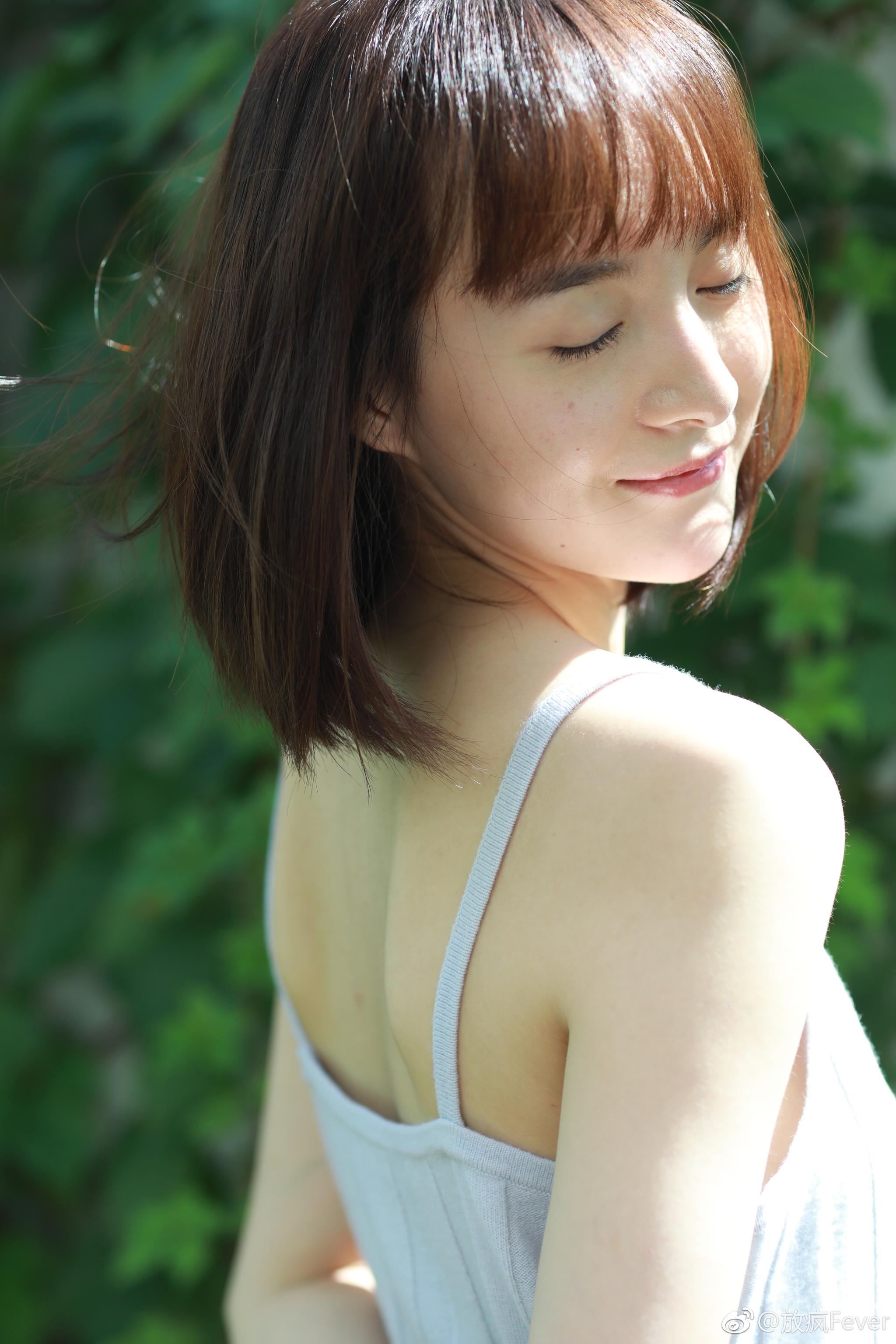 67最近在热播的电视剧中饰演萧艾的@李依伊doo 拍摄了一组夏日清新