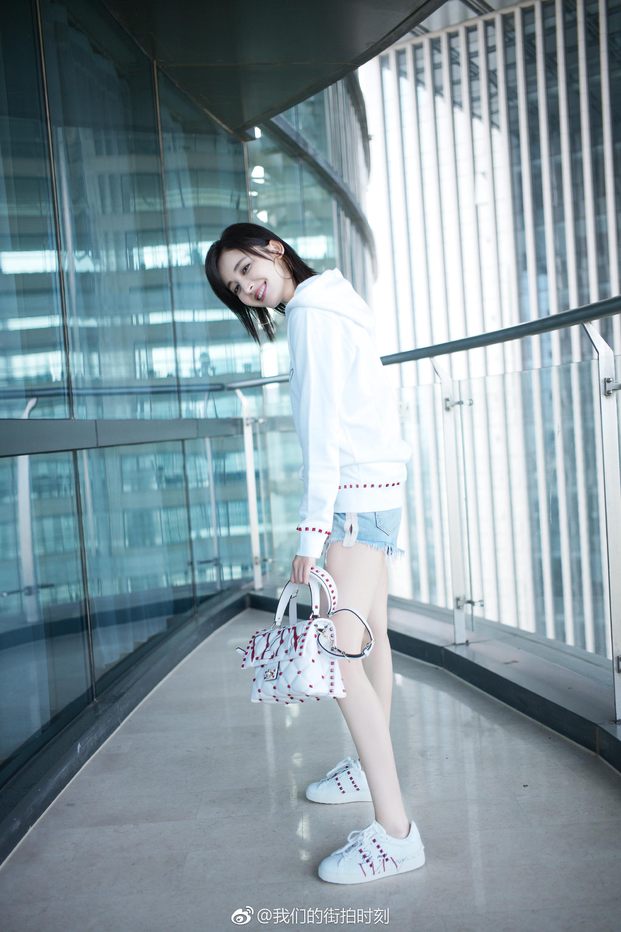 我是娜扎 潮搭街拍来袭,白色卫衣和牛仔短裤的经典叠搭