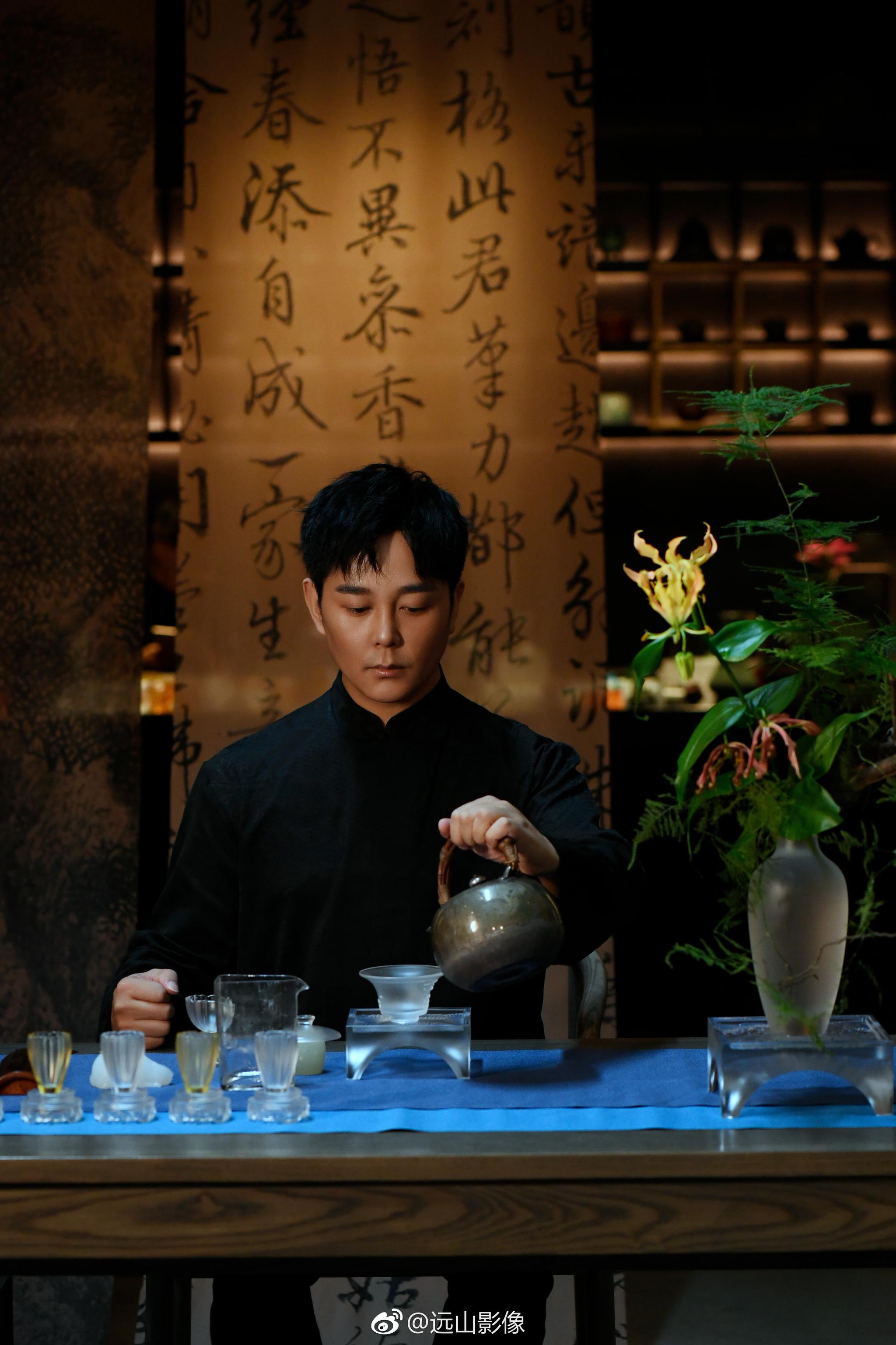 近日给梁公子@琉璃手艺人茶人-梁明毓 拍摄他的琉璃作品.