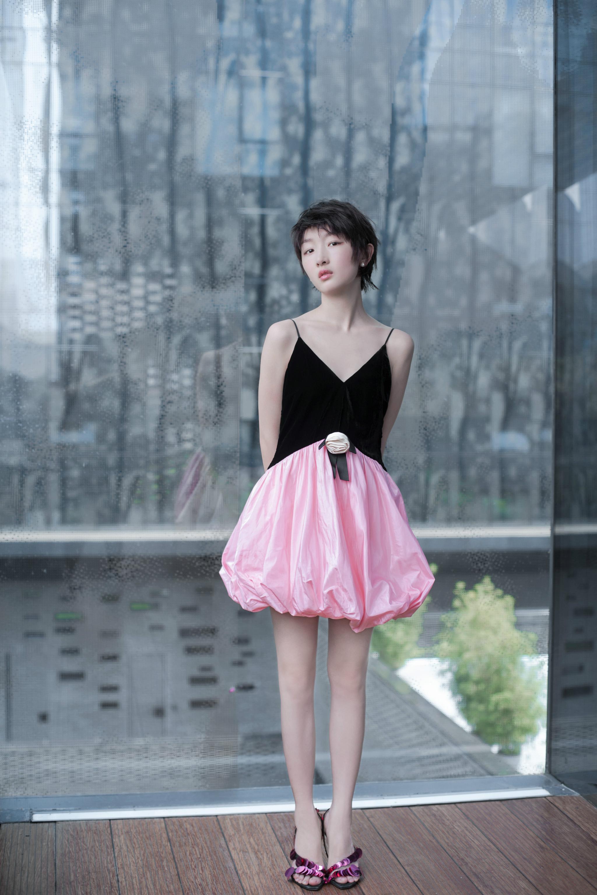 26岁周冬雨穿深v背心的效果令我沉默了网友还是未成年少女吧