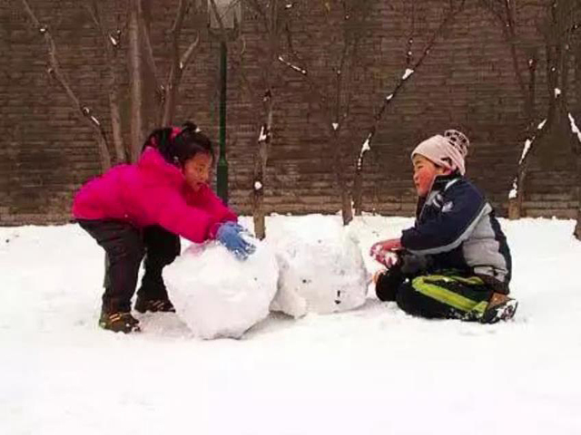 奶奶迷上打麻将,让3岁孩子独自玩雪!爷爷回家看到这一幕,怒扇奶奶