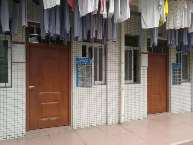 已安装好的学生宿舍钢木门