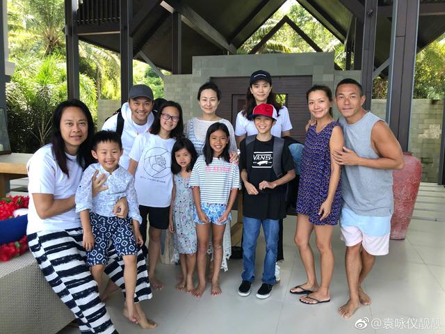 袁咏仪素颜出镜无压力,张智霖变身痞帅大叔,张慕童是女版靓靓!