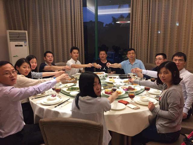 同学聚会,很多人月薪超一万,我开口借钱后,只有农民工说话了