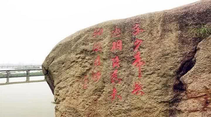 崖山海战后,海面浮尸10万,岩壁刻了12个大字令人愤怒!