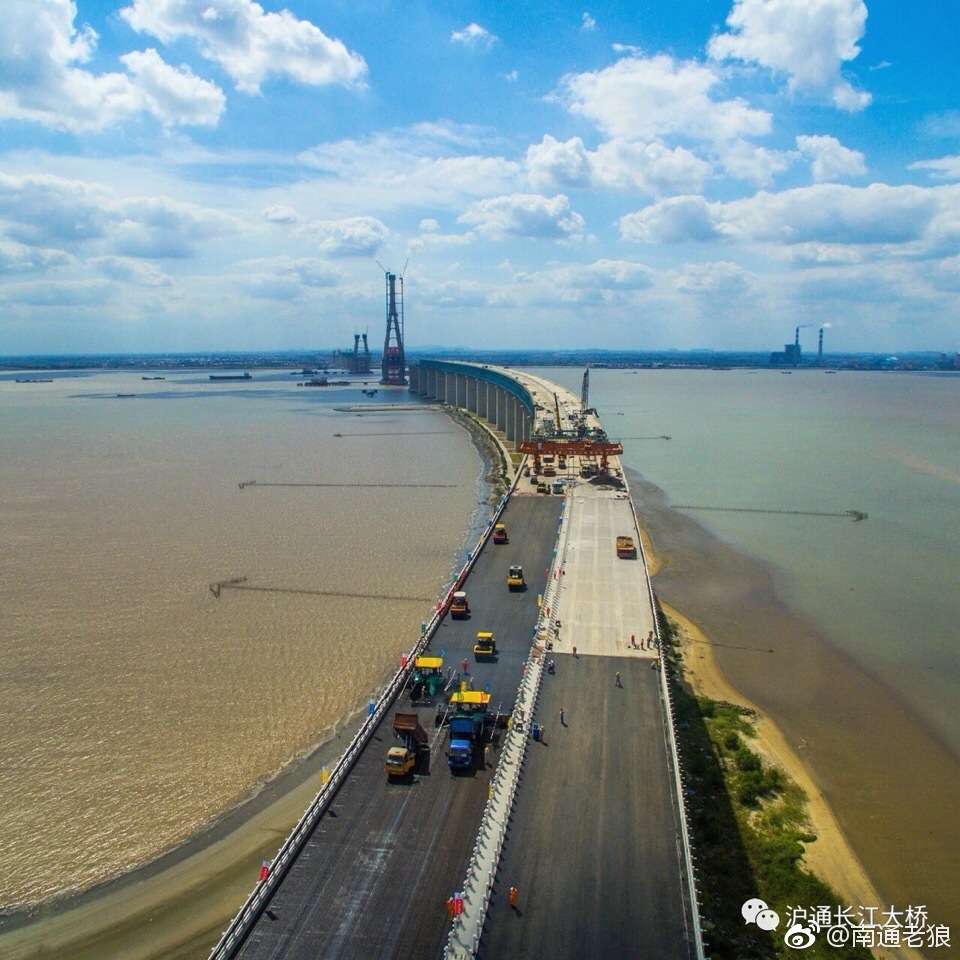 沪通大桥昨天起摊铺沥青!距通车迈出跨越性一