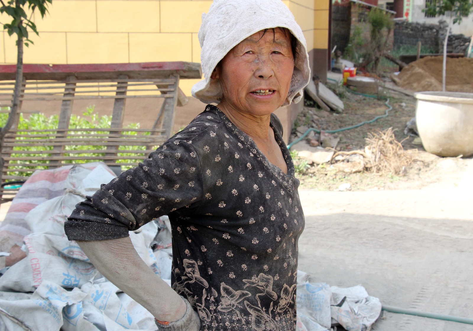 实拍农村工地上的母亲 让人看哭了