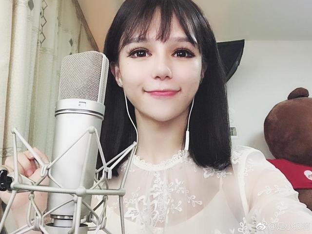 "伪娘"小银和粉丝连麦唱歌,声音秒变车祸现场,主播声卡是谜?