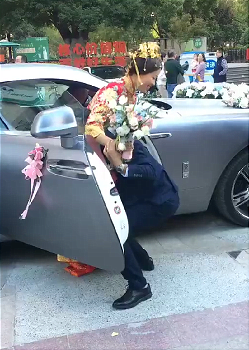 合肥一新人用劳斯莱斯做婚车,下车时新郎这么抱新娘!网友:厉害