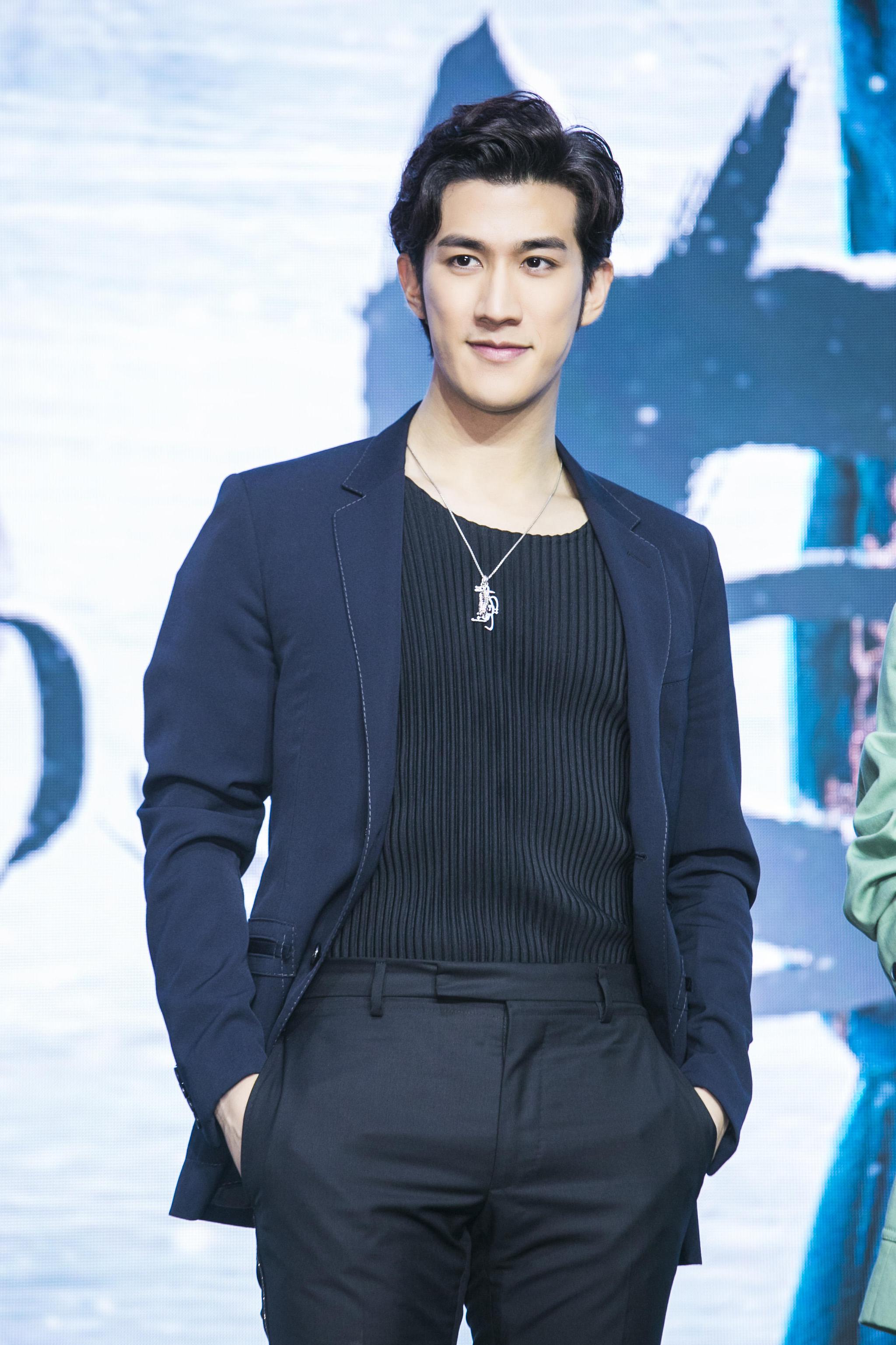 《白发王妃》公布了剧照,张雪迎上一次出演古装剧还未成年呢