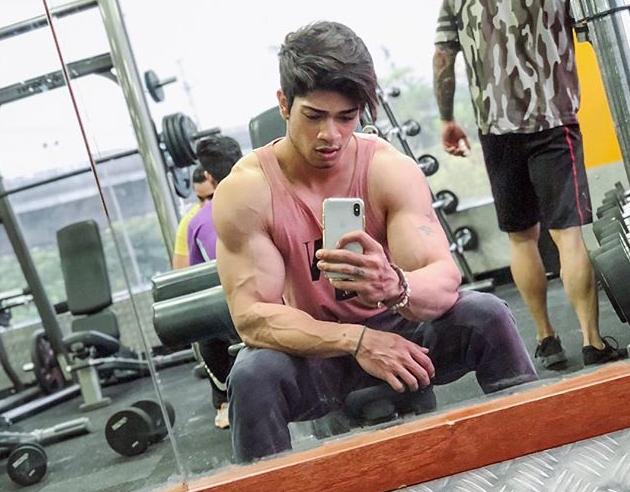 印度小伙健身6年,头发凌乱肌肉发达,坚信终会有欣赏自己的女孩