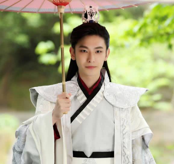 新晋“单眼皮男神”王瑞昌晒近照,五官精致被赞高级脸,真有范儿|王瑞昌|单眼皮|五官_新浪新闻