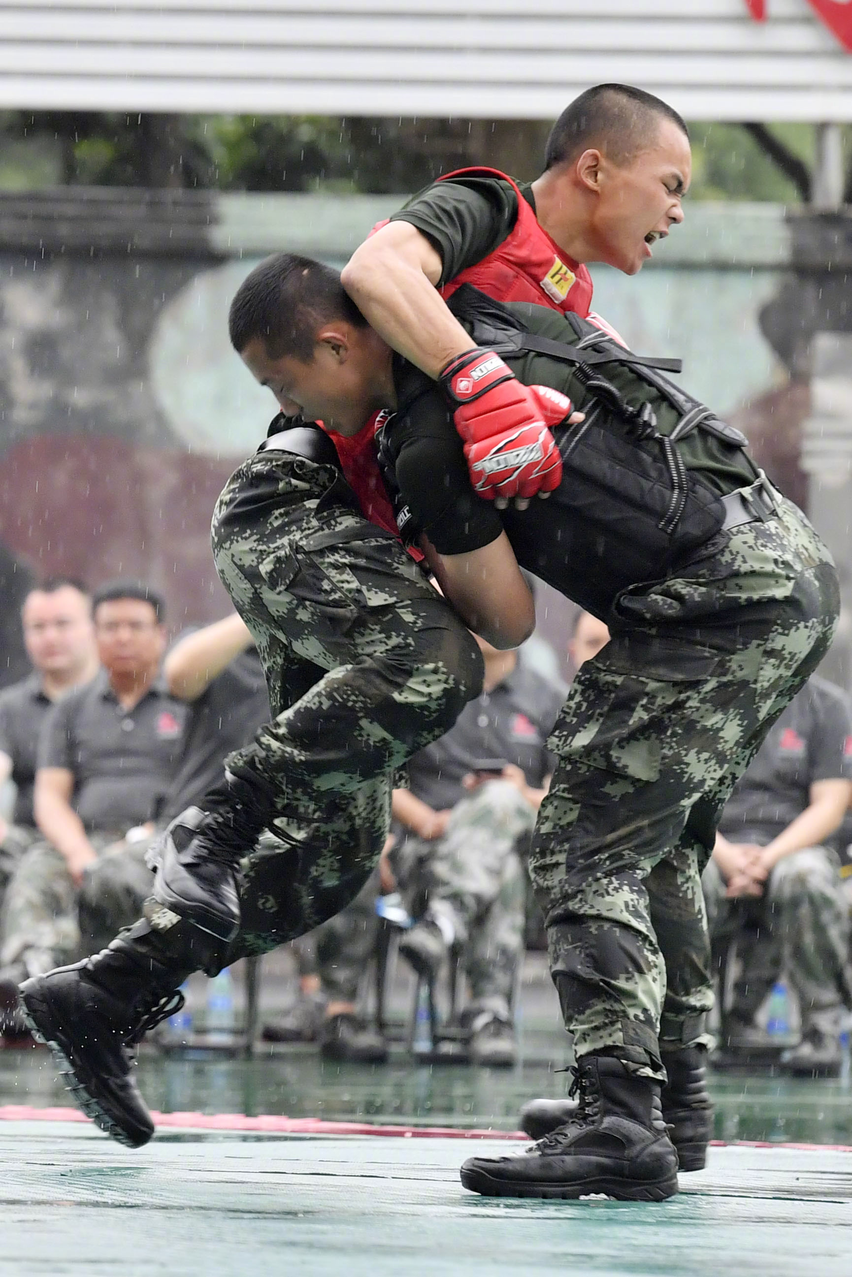 武警龙岩支队机动中队的擒拿搏击训练表演武警部队的格斗技术
