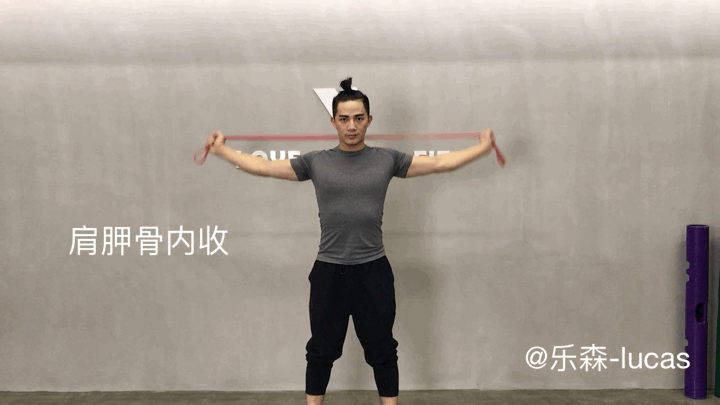 改善圆肩的四个训练动作|训练动作|菱形肌|肩胛骨_新浪新闻