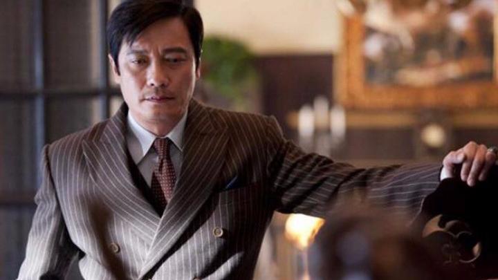 香港老片《流金岁月》引人回忆,罗嘉良成大叔,稳重出场很帅气