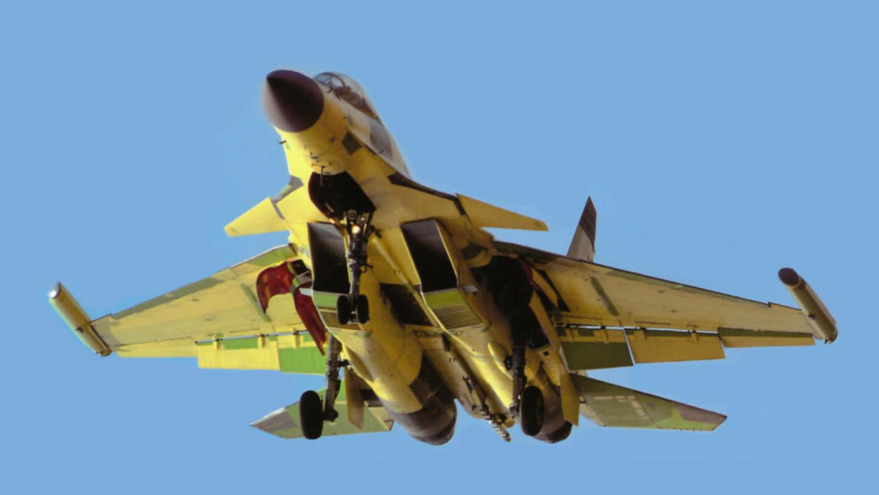 近日,微博上又有网友曝光了歼-15电子战飞机进行试飞的画面.