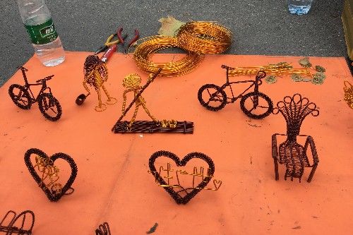 河南小伙用铜丝编织的小摆件看着就喜欢人