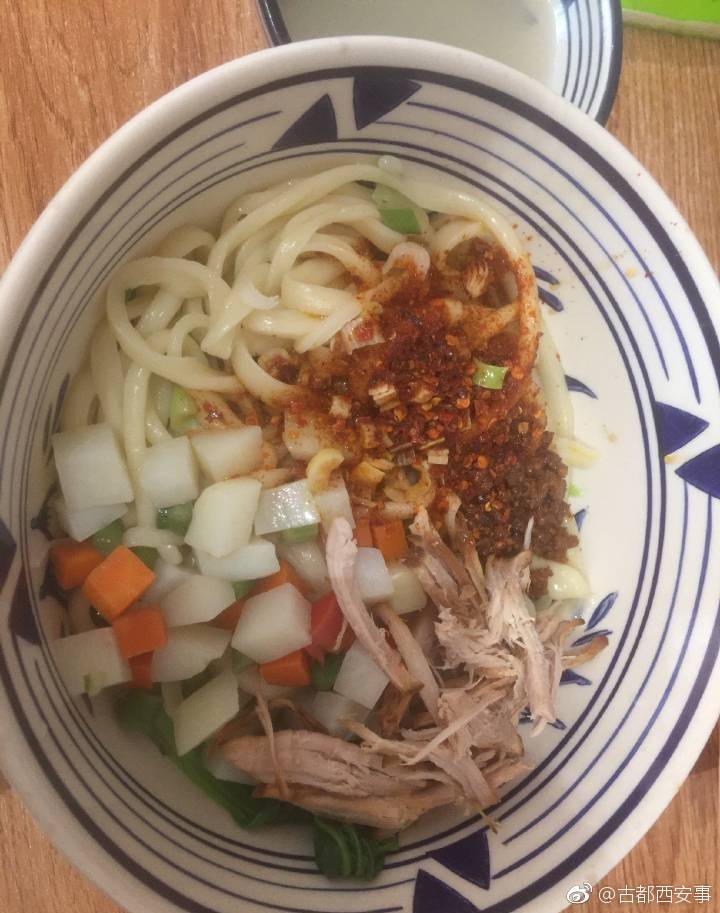 棍棍面是用面条制作的一道陕西省关中地区特色传统风味名吃