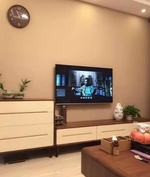 沙发墙面上用照片墙简单的装饰,好看.