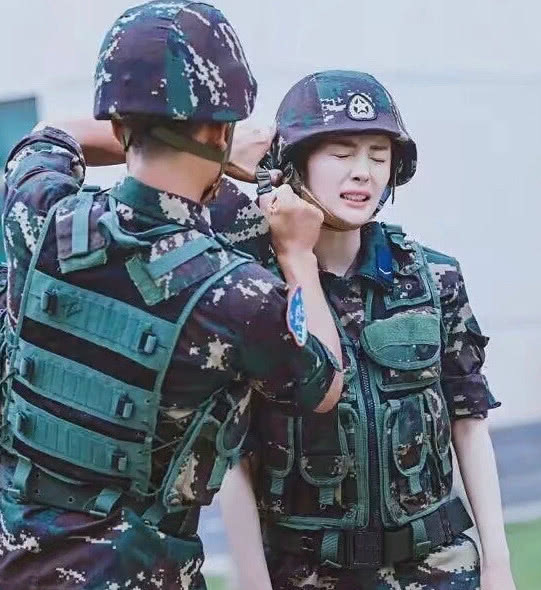 杨幂带火的王威班长近照,身着黑色西装忙签名,撞脸赵又廷超帅!|王威|杨幂|赵又廷_新浪新闻