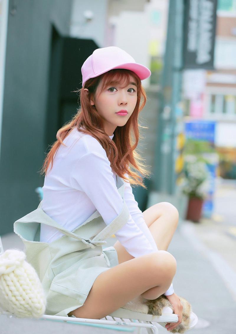 街拍萌妹子, 乖巧可爱的小姐姐露长腿尽显魅力