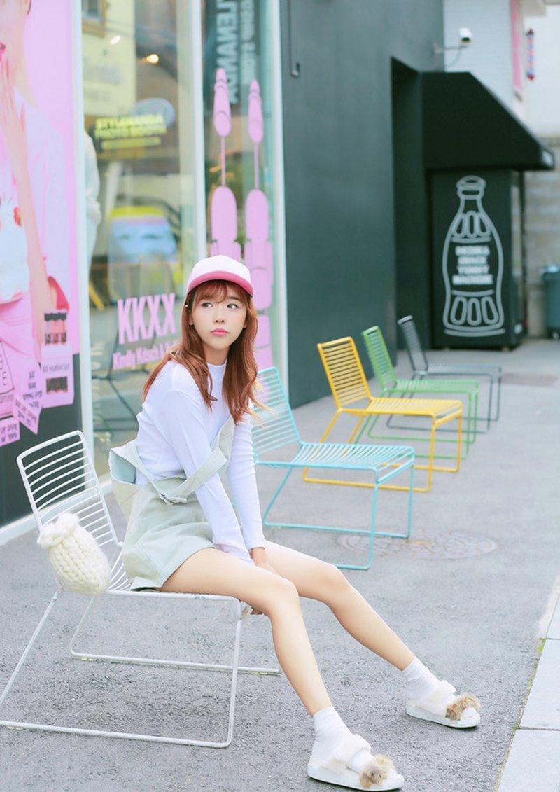 街拍萌妹子, 乖巧可爱的小姐姐露长腿尽显魅力