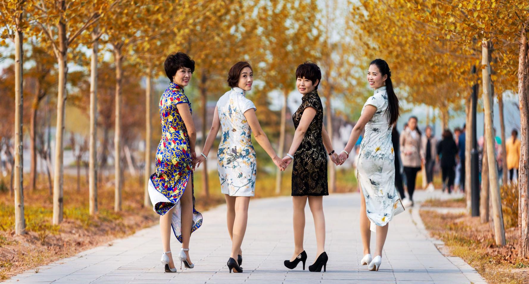 小县城走过一群穿旗袍的女性好像时光穿越到了上个世纪20年代