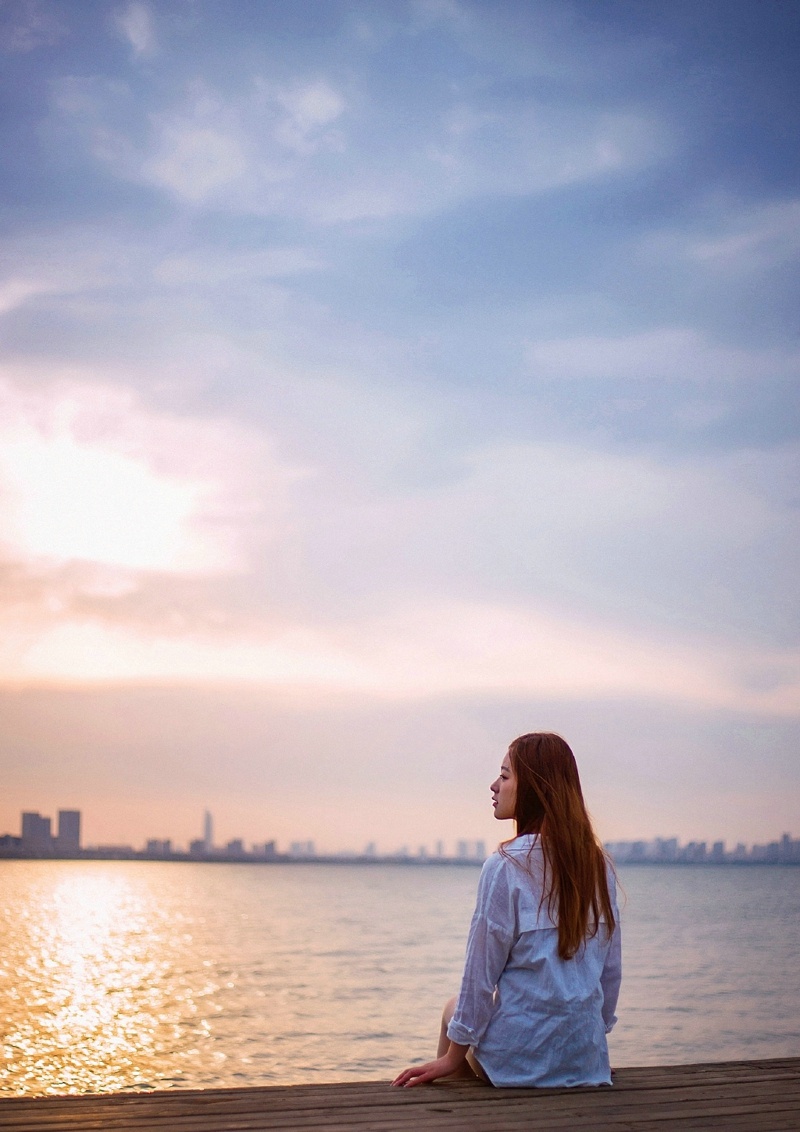 夕阳下的白衬衫金发美女魅力无限写真集 @微相册 @微博摄