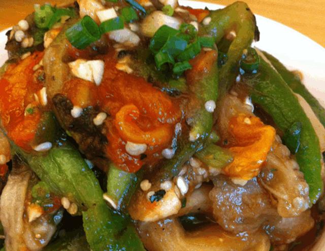 材料:茄子,青椒,蒜片,姜丝,葱段,糖,酱油,红辣椒,盐.