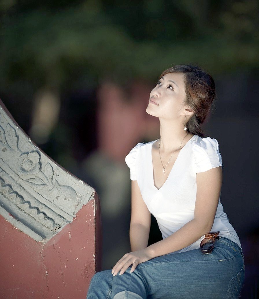 光影下的素雅温情成熟美女