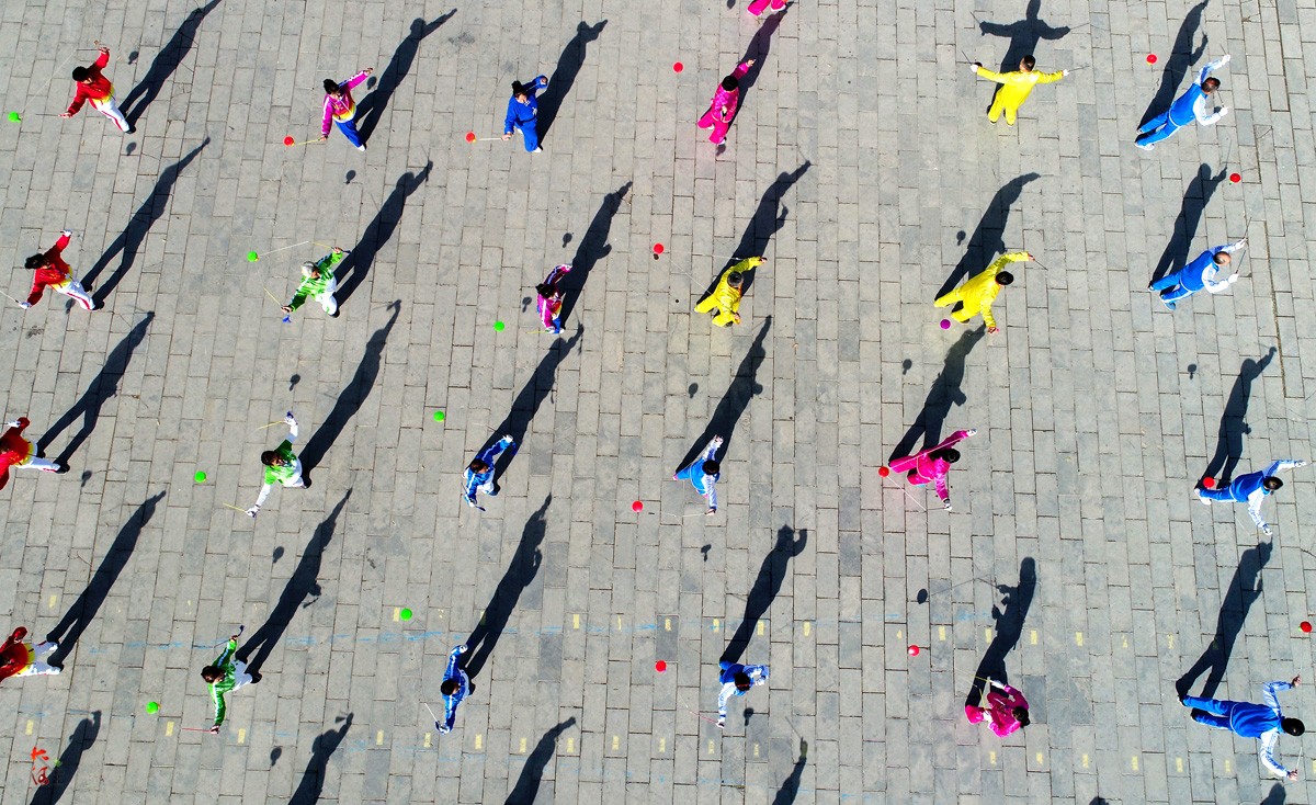 航拍国内百名爱好者齐聚抖空竹,俯瞰人物如剪纸