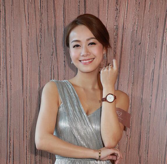 黄心颖笑容甜美很有女人味十足
