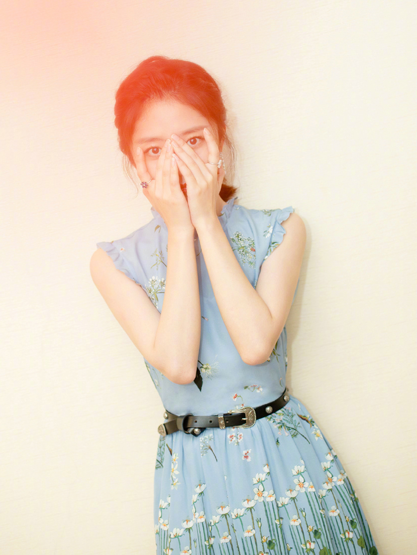 谭松韵现身中秋晚会穿蓝色碎花裙变优雅范少女颜再上线