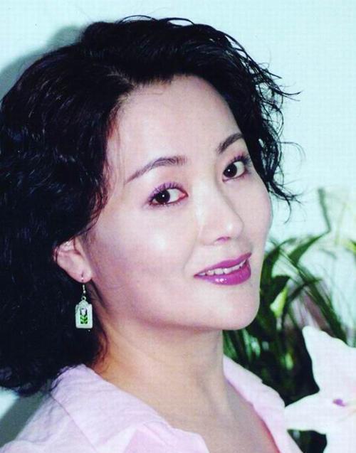 农村戏走红,嫁富豪为爱退隐,中年经历丧夫之痛,二婚再嫁外交官