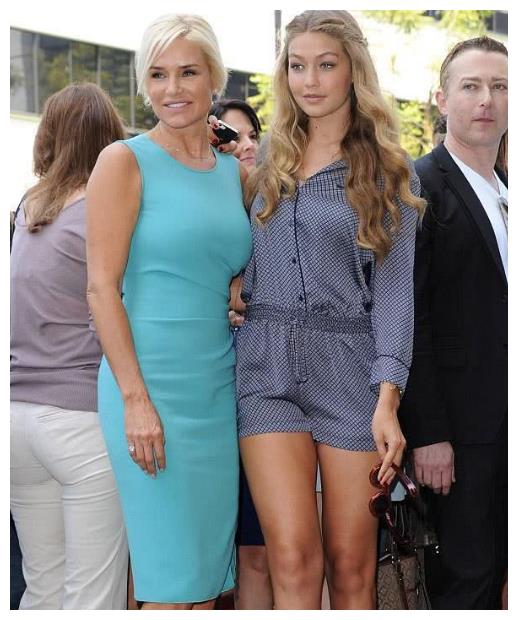 维密gigi不走酷炫风?穿粉外套和妈妈出街,大长腿是遗传妈妈